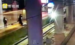 女孩爆料父母玩手机视频,父母沉迷玩手机，家庭关系陷入危机